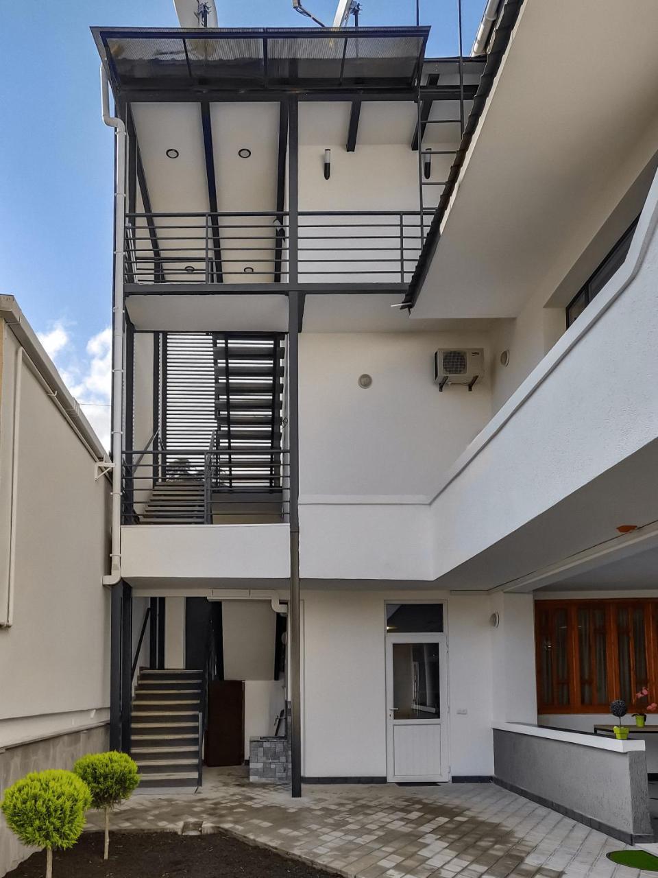 Westay Hotel Тбілісі Екстер'єр фото